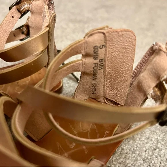 Elegant Gold Blowfish Sandals - Picture 3 of 3